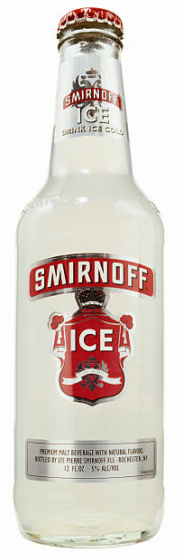 smirnoff ghiaccio bottiglia - smirnoff vodka bottle alcohol foto e immagini stock