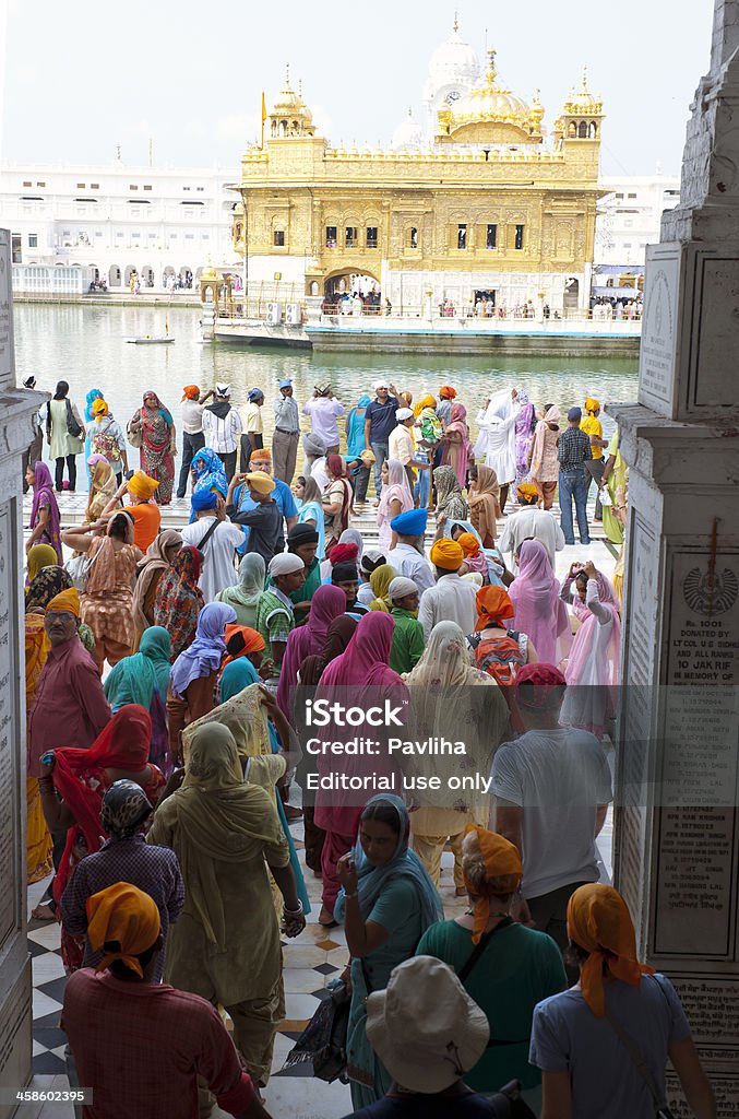 Indian peregrinos no Templo Dourado de Amritsar - Foto de stock de Adulto royalty-free