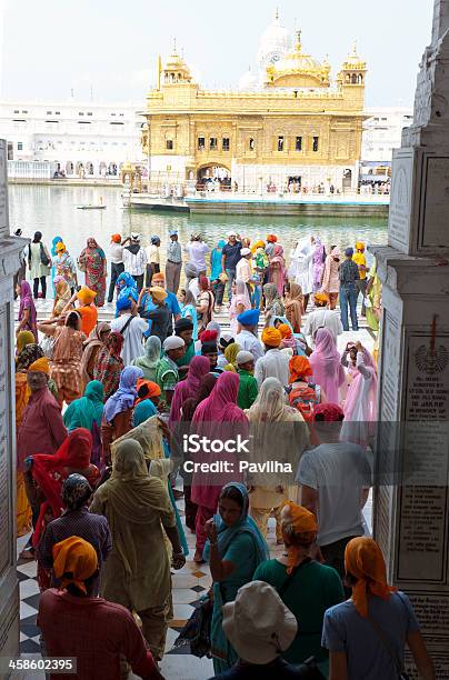 Foto de Indian Peregrinos No Templo Dourado De Amritsar e mais fotos de stock de Adulto - Adulto, Adulto de idade mediana, Adulto maduro