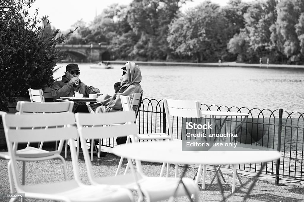 Couple Senior, appréciant le printemps dans Hyde Park, à Londres - Photo de Admirer le paysage libre de droits