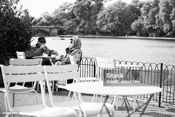Photo libre de droit de Couple Senior Appréciant Le Printemps Dans Hyde Park À Londres banque d'images et plus d'images libres de droit de Admirer le paysage
