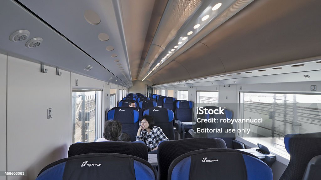 Einige Passagiere sitzen auf einem Frecciabianca Zug - Lizenzfrei Auto Stock-Foto