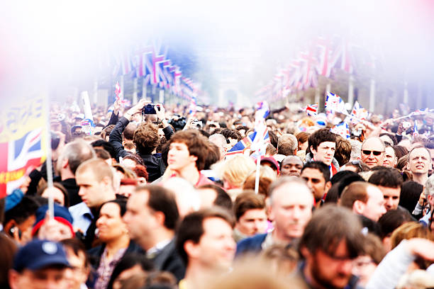 multitudes llenar el centro comercial - nobility crowd wedding british flag fotografías e imágenes de stock