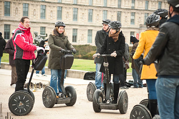 guiado tour de segway de paris - segway exploration paris france group of people - fotografias e filmes do acervo