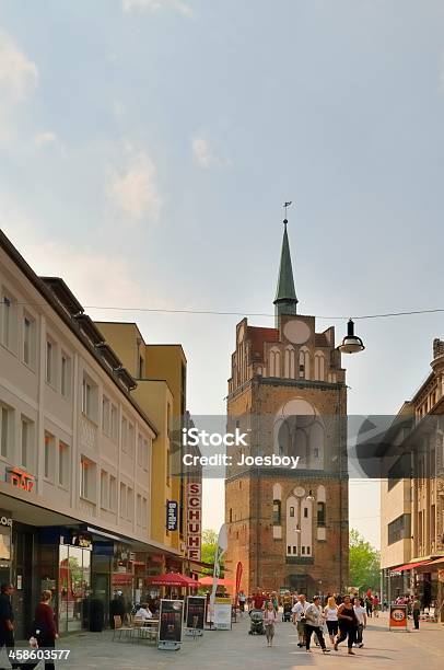 Rostock Kroplin Cidade Portão - Fotografias de stock e mais imagens de Adulto - Adulto, Arquitetura, Café Esplanada
