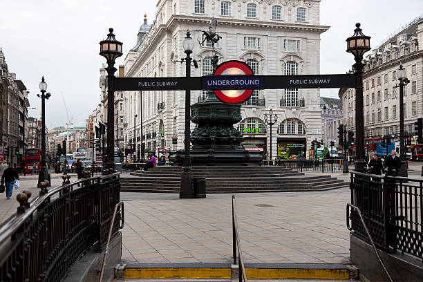 피카딜리 서커스 지하 지하철 입구 팻말, 런던, 영국, 영국 - editorial tourist travel destinations bus 뉴스 사진 이미지
