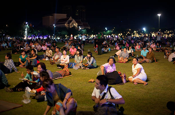 multitud king's, donde asiste a la celebración de cumpleaños en bangkok - sanam luang park fotografías e imágenes de stock