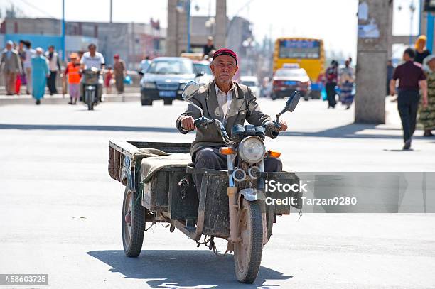 Photo libre de droit de Senior Homme Uygur Conduite Automobile De Poussepousse banque d'images et plus d'images libres de droit de Chine