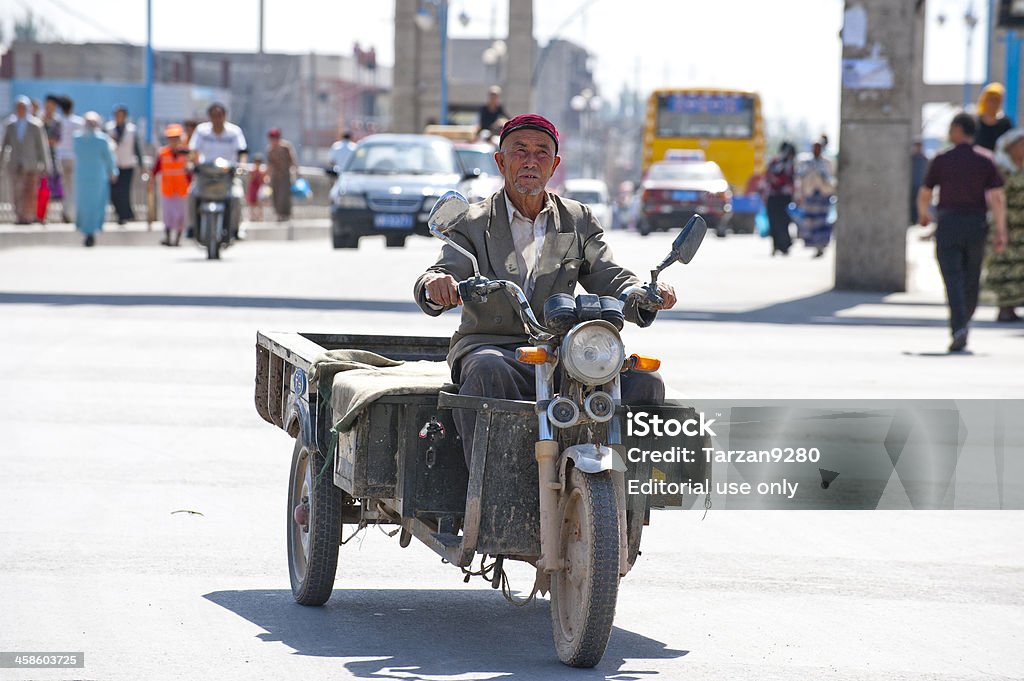 Старший Уйгурского человек езда auto Рикша - Стоковые фото Великий шёлковый путь роялти-фри