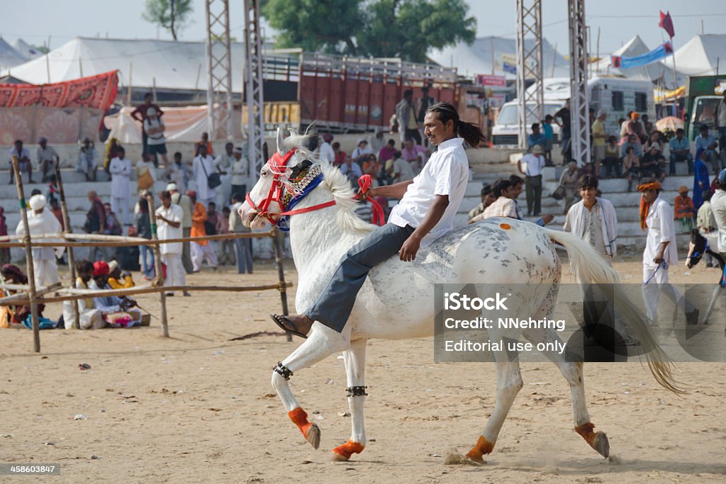 Homme chevauchant un cheval à cru - Photo de Cheval libre de droits Homme chevauchant un cheval à cru - Photo de Cheval libre de droits