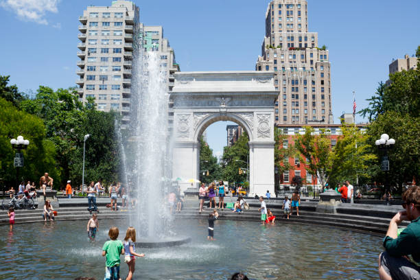 ワシントンスクエアパークの噴水グリニッチビレッジニューヨーク市 - new york city new york state greenwich village washington square triumphal arch ストックフォトと画像