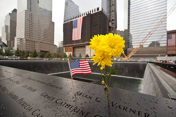 usa bandiera e fiori 911 memorial a ground zero - bin laden foto e immagini stock