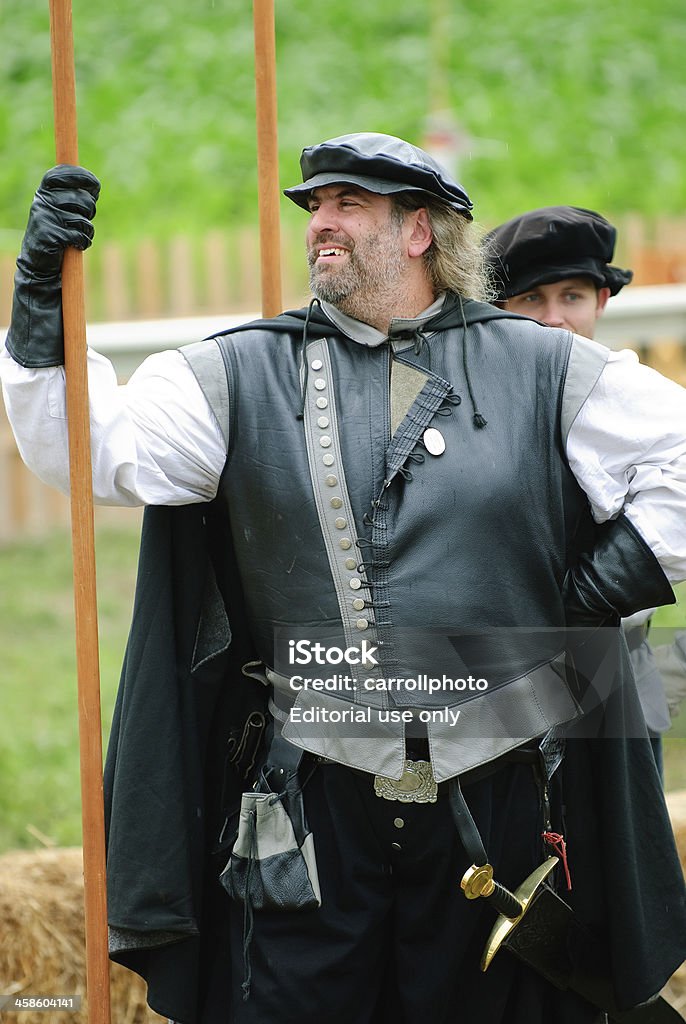 Uomo che tiene Pike at Renaissance Faire - Foto stock royalty-free di Periodo medievale