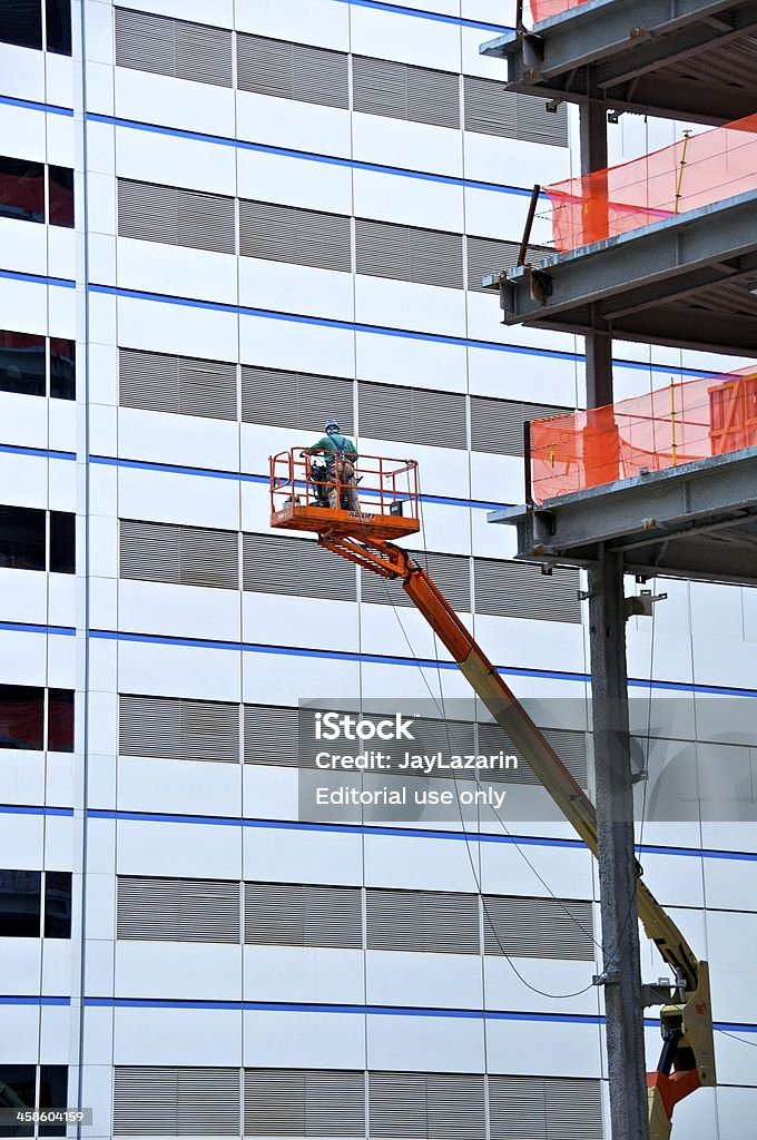 Bauarbeiter bei lift Plattform, New York City - Lizenzfrei Arbeiten Stock-Foto