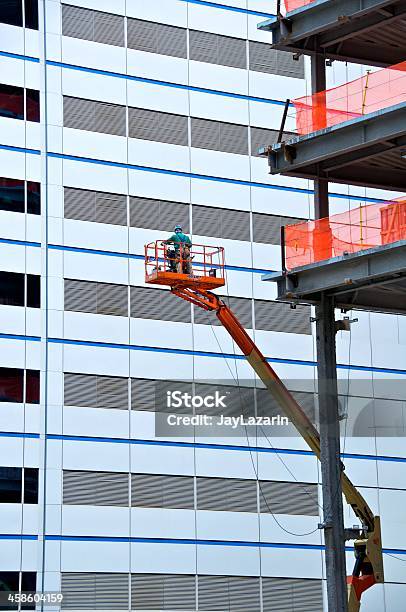 Trabajador De La Construcción De Plataforma Elevadora La Ciudad De Nueva York Foto de stock y más banco de imágenes de Accesorio de cabeza