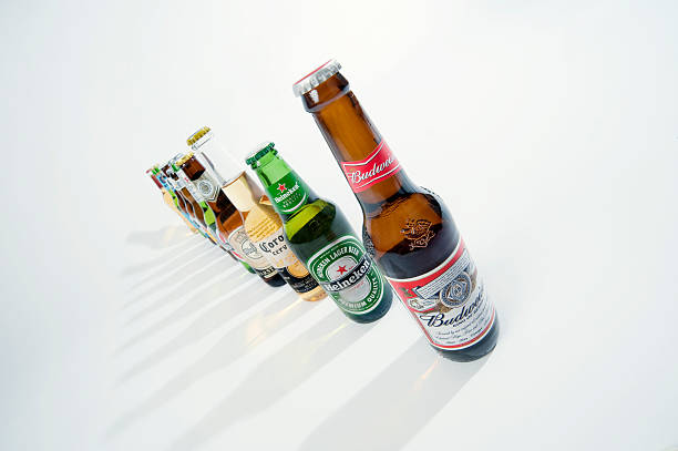 diferentes prespective. - budweiser fotografías e imágenes de stock