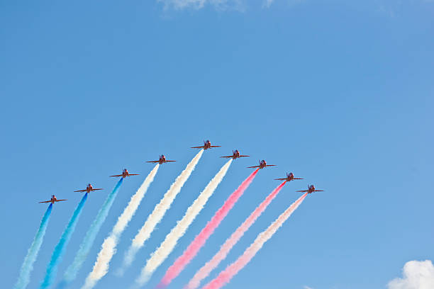 british red arrows força aérea britânica ver espetáculo voo em formação - stunt airplane air air vehicle imagens e fotografias de stock