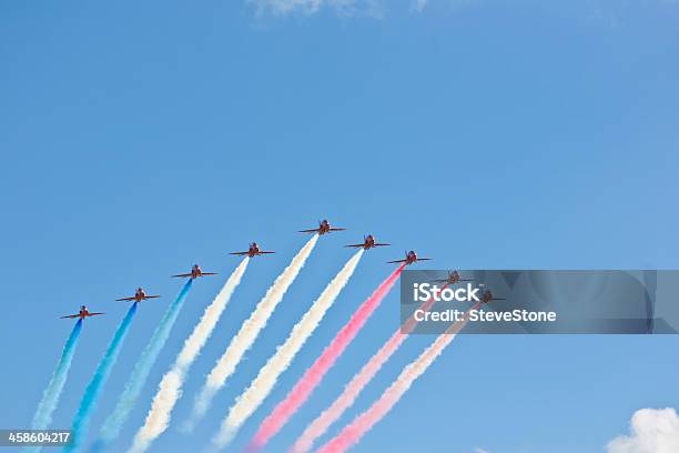 Британский Красные Стрелы Raf Дисплей Air Show Летать В Строю — стоковые фотографии и другие картинки Летать в строю