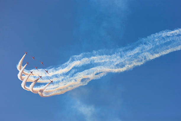 british red arrows raf exibir air show vôo em formação - stunt airplane air air vehicle - fotografias e filmes do acervo