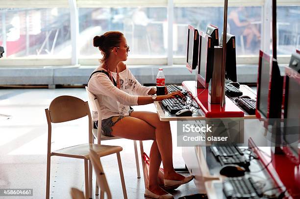 Девочка В Интернеткафе — стоковые фотографии и другие картинки Компьютерная клавиатура - Компьютерная клавиатура, Письменный стол, Бизнес