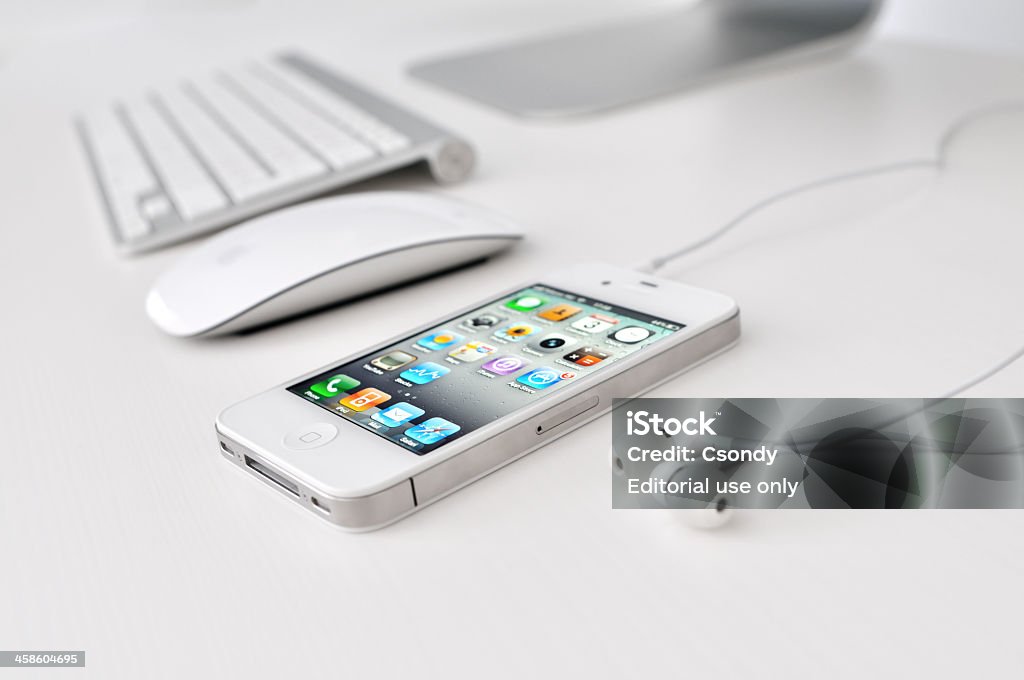 Branco iPhone 4 com fones de ouvido - Foto de stock de Apple computers royalty-free