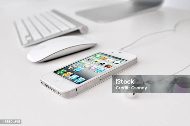 Белый Iphone 4 С Наушники — стоковые фотографии и другие картинки Apple Computers - Apple Computers, GAFAM, iPhone