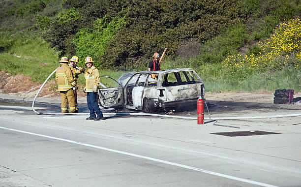spalony pojazdu na freeway - four lane highway zdjęcia i obrazy z banku zdjęć