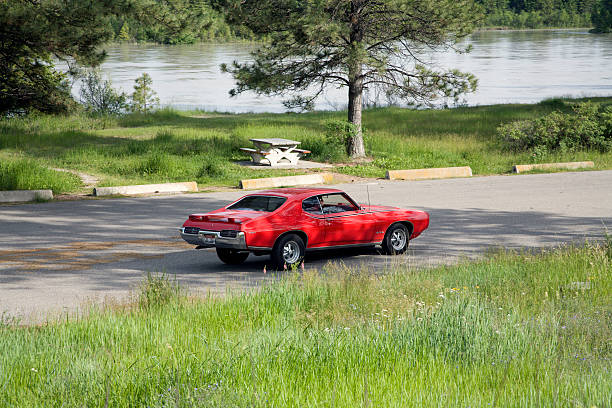 klassische rote pontiac gto - pontiac gto stock-fotos und bilder