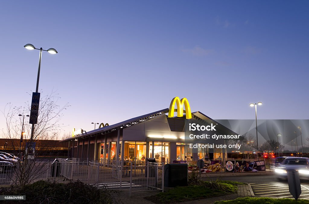 McDonald's ristorante al crepuscolo, Regno Unito - ビジネスのロイヤリティフリーストックフォト