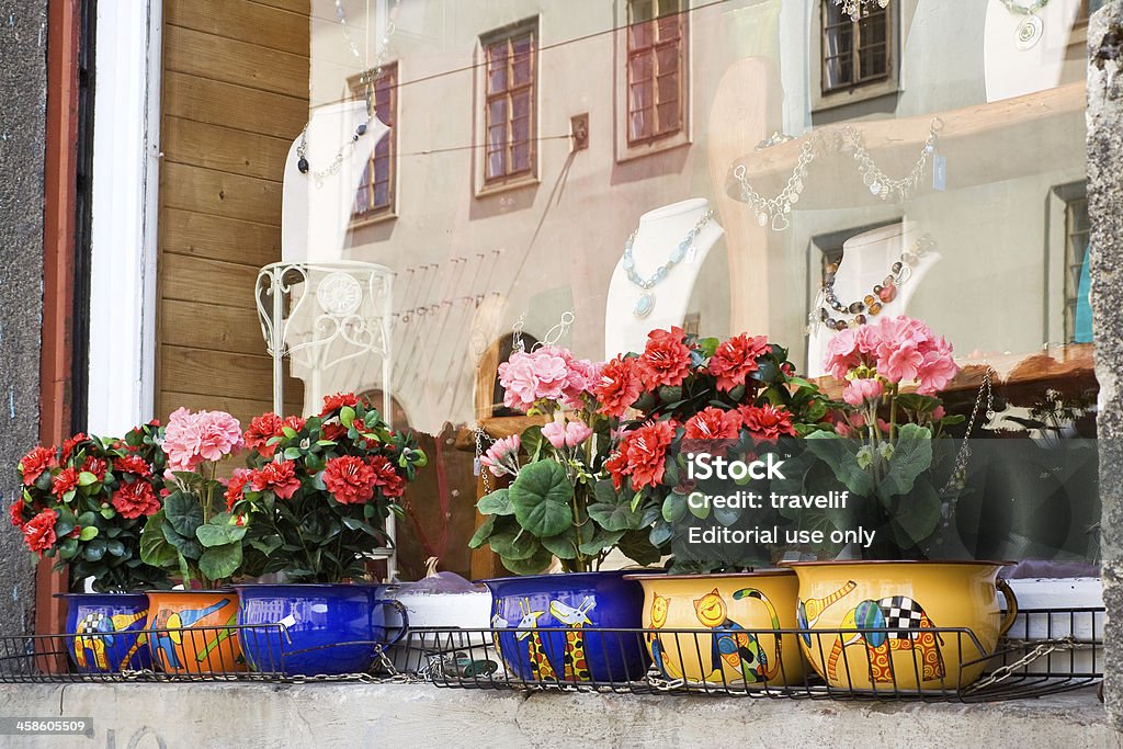 Davanzale con fiori in vasi colorati - Foto stock royalty-free di Ambientazione esterna