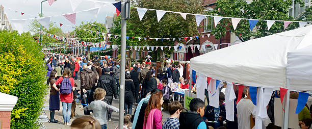 resumen de british street parte durante jubileo de diamante de la reina - fiesta callejera fotografías e imágenes de stock