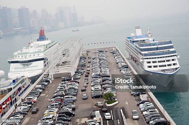 Photo libre de droit de Ocean Terminal Port À Hong Kong banque d'images et plus d'images libres de droit de Asie - Asie, Bateau de voyageurs, Brouillard