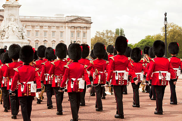 Guardsmen marching バッキンガム宮殿の前に、ロンドン ストックフォト
