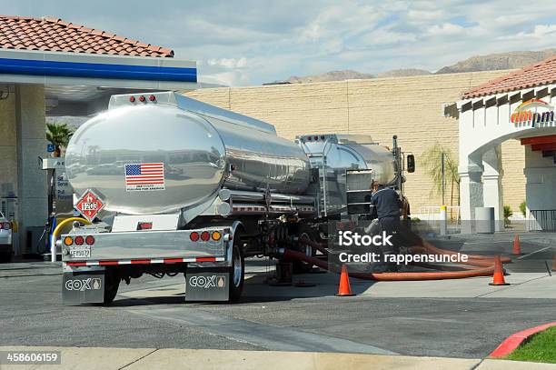 Posto De Gasolina Refeuling - Fotografias de stock e mais imagens de Abastecer - Abastecer, Camião-Cisterna de combustível, Gasolina