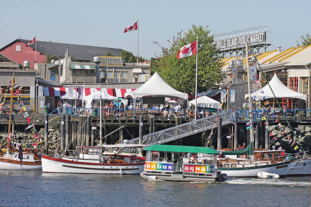 łodzie, namiotów i festiwale na granville island, vancouver, kolumbia brytyjska - lee ferry zdjęcia i obrazy z banku zdjęć