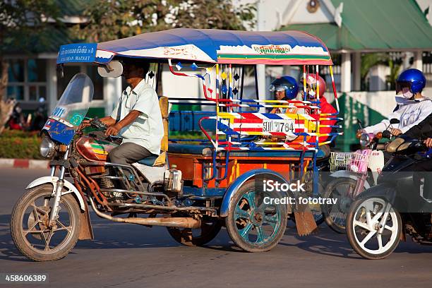 Tuktuk Такси В Вьентьян Лаос — стоковые фотографии и другие картинки Азия - Азия, Большой город, Взрослый