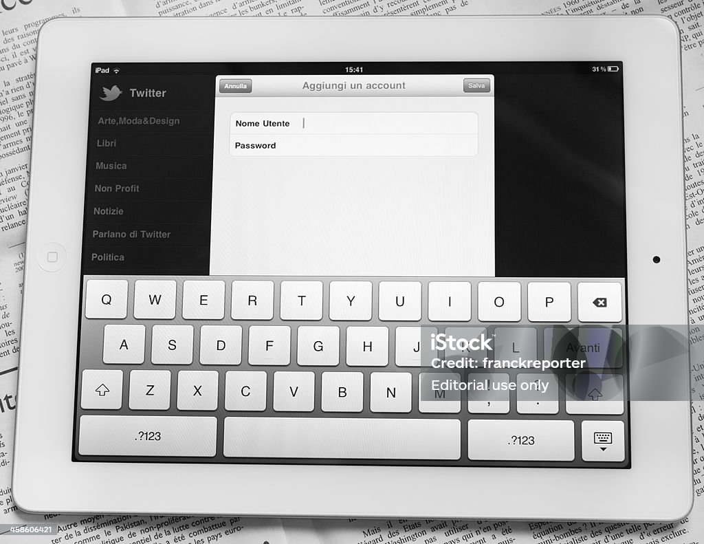 Apple Ipad 2 con accesso a Twitter sito web - Foto stock royalty-free di Accesso al sistema