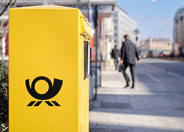 german caixa postal na rua - mail german culture sign deutsche post ag - fotografias e filmes do acervo