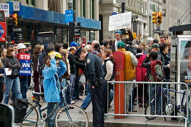 officier de nypd & occupy wall street protesters zuccotti park, à new york - cycling bicycle occupation men photos et images de collection