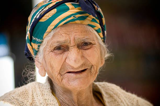 friendly mulher idosa - armenian ethnicity imagens e fotografias de stock