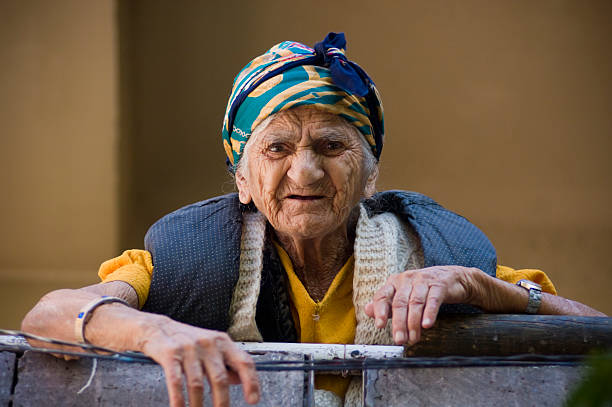 Senior lady ist, die sich von Ihrer balkony – Foto