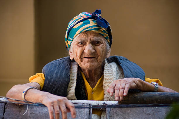 senior lady-se olhar para baixo da sua balkony - armenian ethnicity imagens e fotografias de stock