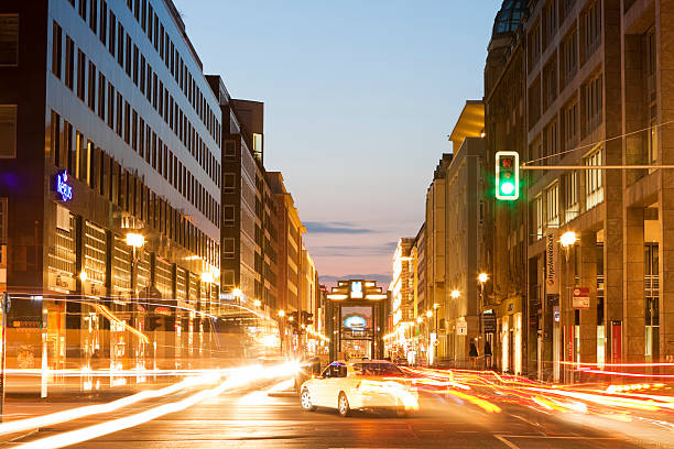 friedrichstrasse al crepuscolo, berlino, germania - berlin germany architecture stoplight contemporary foto e immagini stock