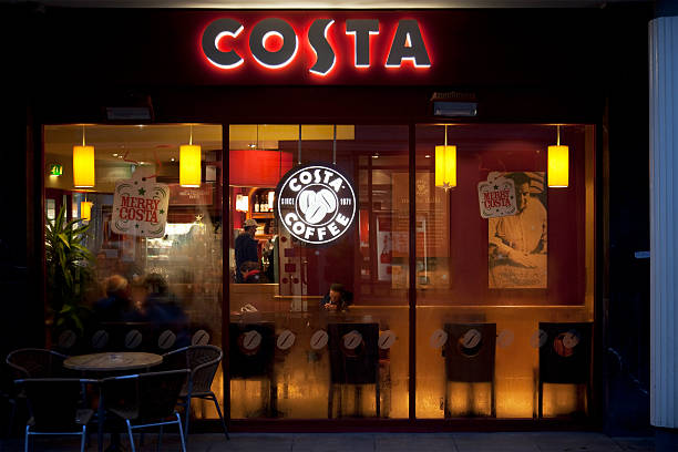 costa coffee shop janela, placa e logotipo - starbucks coffee bean editorial - fotografias e filmes do acervo