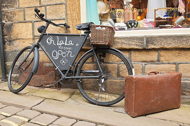 ohlala boutique de mode vintage de haworth avec vélo et de valise - haworth photos et images de collection