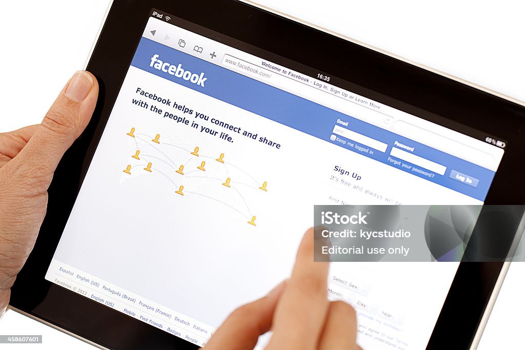 Inscríbase en Facebook en Apple iPad2 - Foto de stock de Accesibilidad libre de derechos