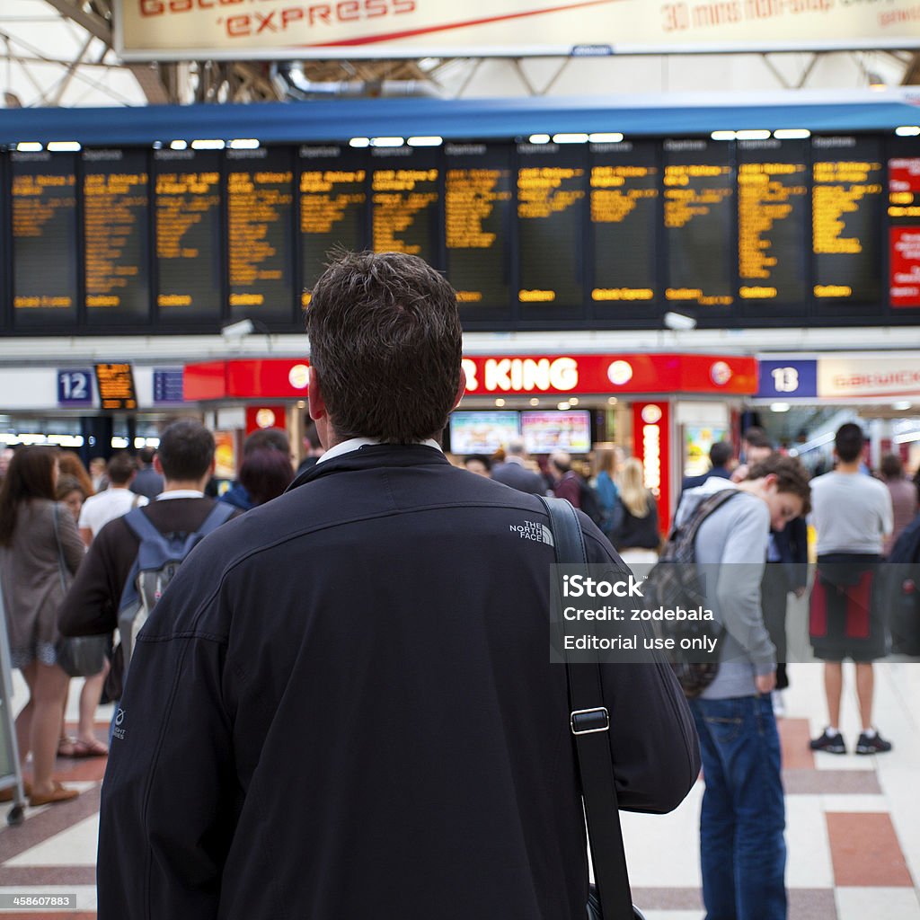 男性の時刻表に、ヴィクトリア駅,London - ラッシュ時のロイヤリティフリーストックフォト