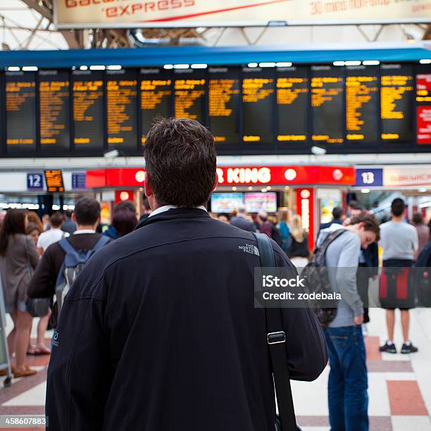 男性の時刻表にヴィクトリア駅london - ラッシュ時のストックフォトや画像を多数ご用意 - ラッシュ時, 英国 ロンドン, 通勤