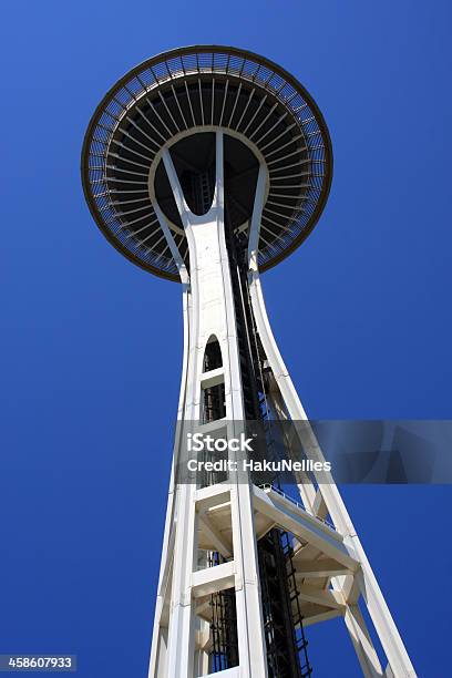 Bellissimo Space Needle Di Seattle - Fotografie stock e altre immagini di Blu - Blu, Cielo, Composizione verticale