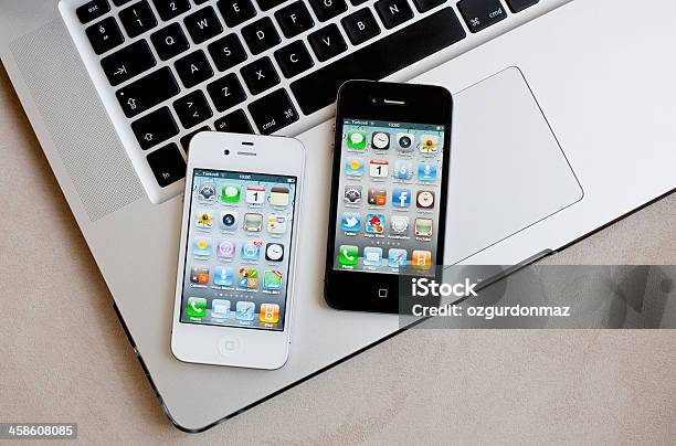 Schwarz Und Weißversionen Iphone4 Stockfoto und mehr Bilder von Apple Computer - Apple Computer, Berührungsbildschirm, Brand Name Online Messaging Platform